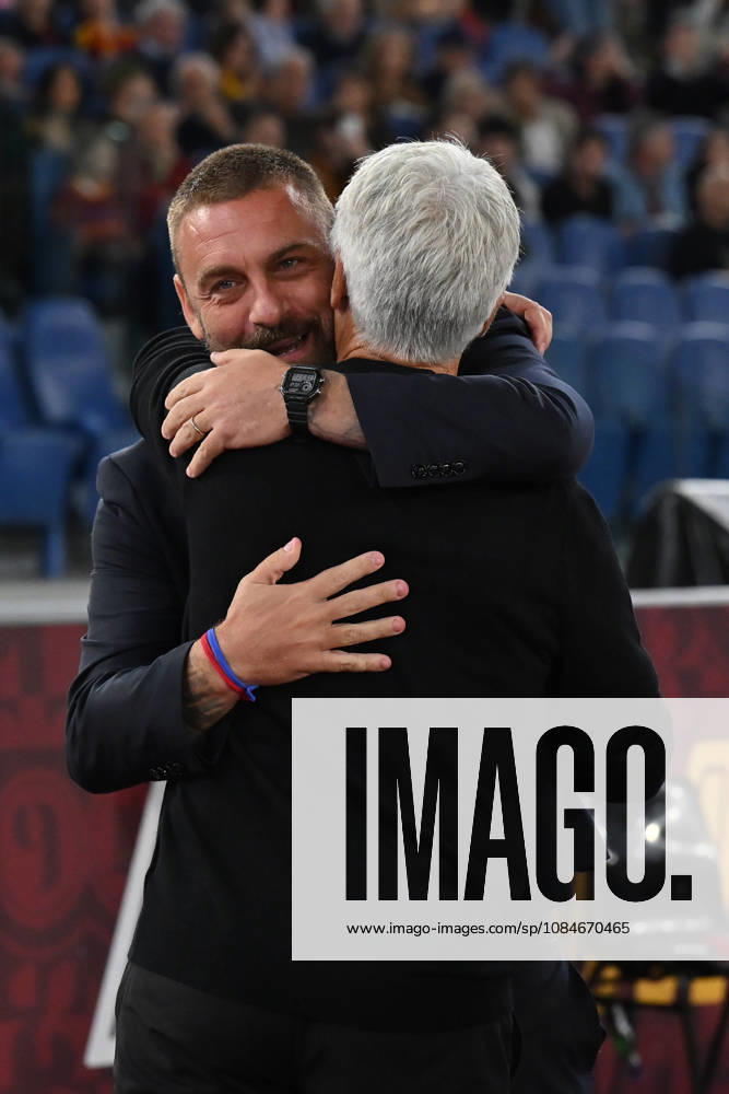IPA89818929 - Daniele De Rossi, head coach of Genoa C.F.C., and Gian Piero Gasperini, head coach of A.S. Roma, before Matchday 7 of the Serie A Championship between A.S. Roma and Genoa Cricket and Football Club at the Olympic Stadium on September 17, 2026 in Rome, Italy.