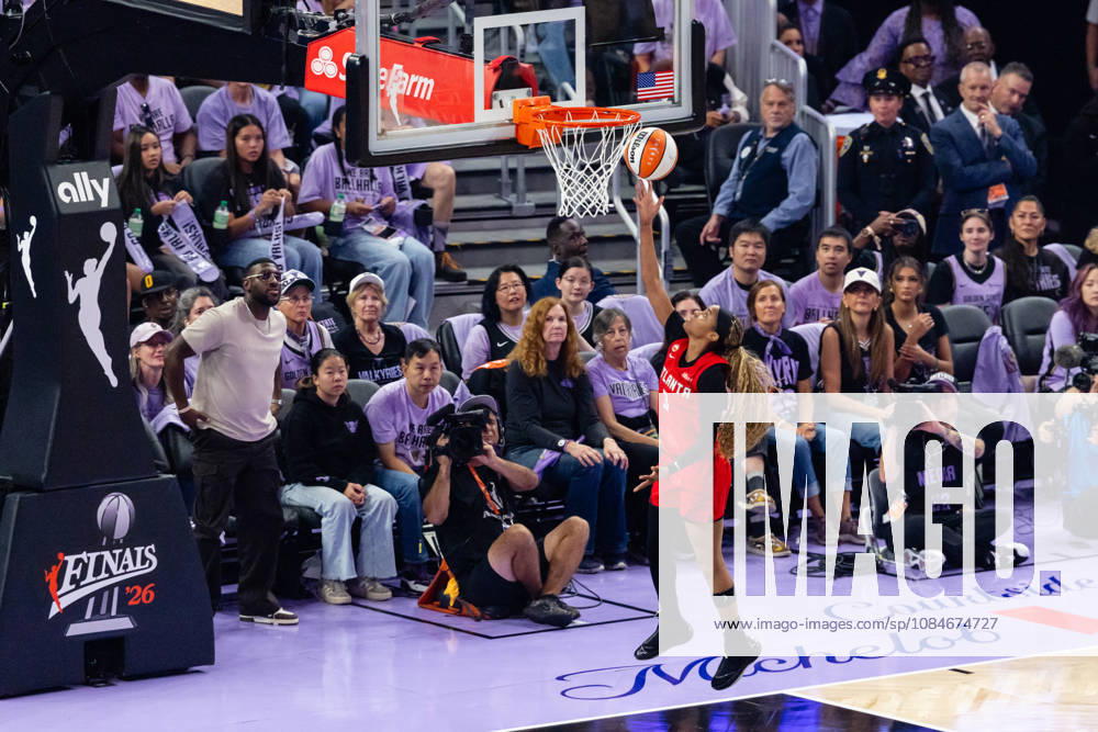 SAN FRANCISCO, CA - OCTOBER 17: Jordin Canada 3 of the Atlanta Dream scores a break away layup during Game One of the WNBA, Basketball Damen, USA Playoff Finals against the Golden State Valkyries on October 17, 2026 at Chase Center in San Francisco, CA. (Photo by Matthew Huang Icon Sportswire) WNBA: OCT 17 Finals Atlanta Dream at Golden State Valkyries Icon261017012
