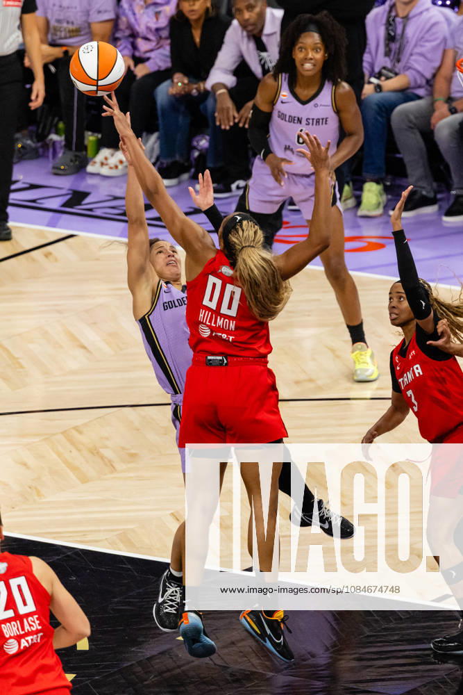 SAN FRANCISCO, CA - OCTOBER 17: Naz Hillmon 00 of the Atlanta Dream blocks a shot by Veronica Burton 22 of the Golden State Valkyries during Game One of the WNBA, Basketball Damen, USA Playoff Finals on October 17, 2026 at Chase Center in San Francisco, CA. (Photo by Matthew Huang Icon Sportswire) WNBA: OCT 17 Finals Atlanta Dream at Golden State Valkyries Icon261017017