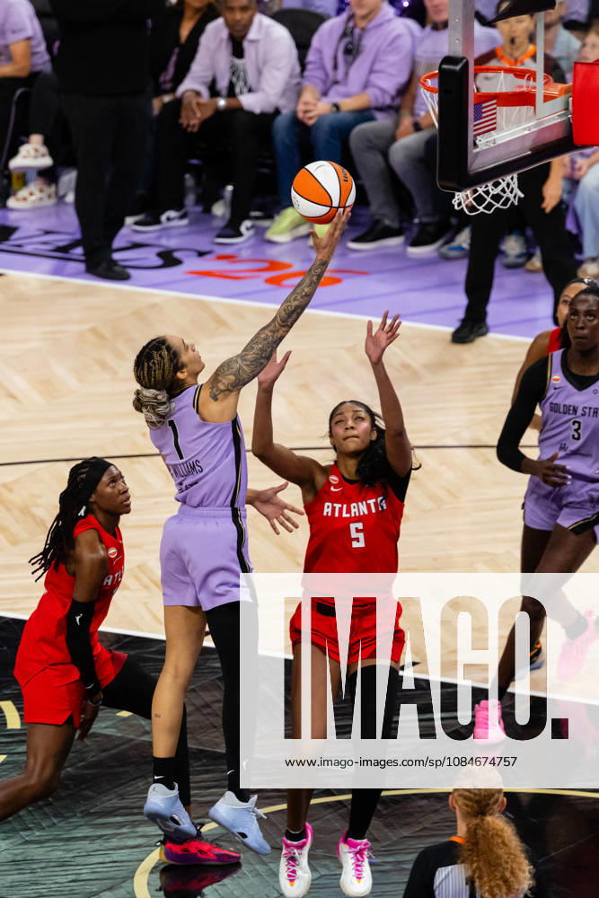 SAN FRANCISCO, CA - OCTOBER 17: Gabby Williams 1 of the Golden State Valkyries scores against Angel Reese 5 of the Atlanta Dream during Game One of the WNBA, Basketball Damen, USA Playoff Finals on October 17, 2026 at Chase Center in San Francisco, CA. (Photo by Matthew Huang Icon Sportswire) WNBA: OCT 17 Finals Atlanta Dream at Golden State Valkyries Icon261017019