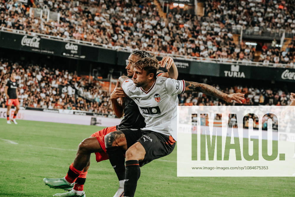 ESP LaLiga EA Sports Valencia CF vs. Athletic Club: Johaneko Louis Jean of Athletic and Pablo Maffeo of Valencia during the LaLiga EA Sports match between Valencia CF and Athletic Club, played at Mestalla Stadium in Valencia on October 17, 2026, in Spain. Spanish Soccer