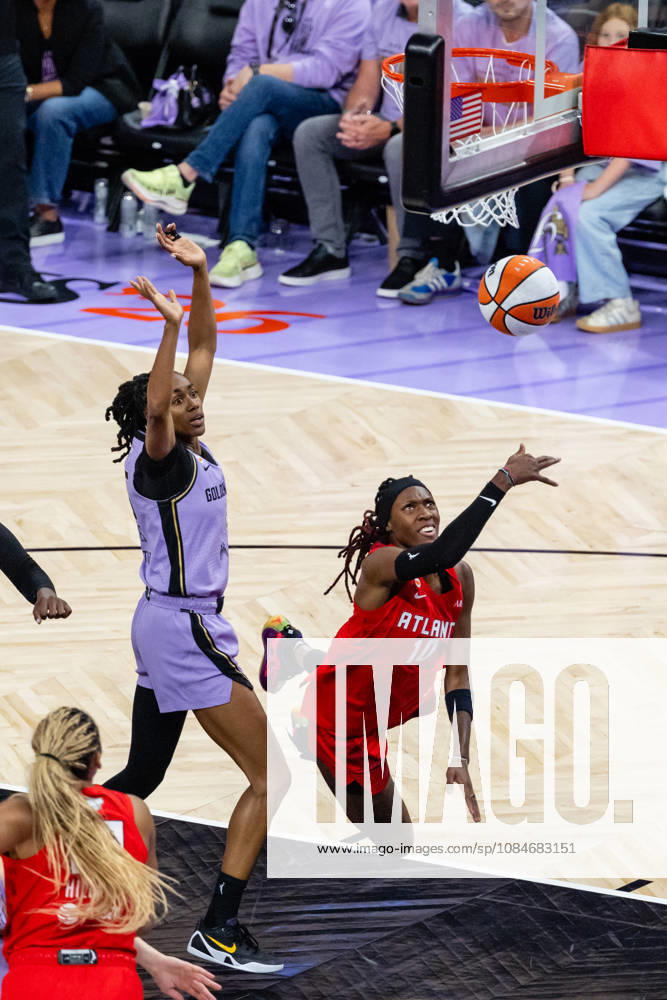 SAN FRANCISCO, CA - OCTOBER 17: Rhyne Howard 10 of the Atlanta Dream is fouled by Tiffany Hayes 15 of the Golden State Valkyries during Game One of the WNBA, Basketball Damen, USA Playoff Finals on October 17, 2026 at Chase Center in San Francisco, CA. (Photo by Matthew Huang Icon Sportswire) WNBA: OCT 17 Finals Atlanta Dream at Golden State Valkyries Icon261017022