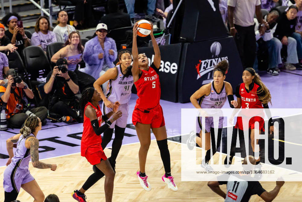SAN FRANCISCO, CA - OCTOBER 17: Angel Reese 5 of the Atlanta Dream grabs a rebound during Game One of the WNBA, Basketball Damen, USA Playoff Finals against the Golden State Valkyries on October 17, 2026 at Chase Center in San Francisco, CA. (Photo by Matthew Huang Icon Sportswire) WNBA: OCT 17 Finals Atlanta Dream at Golden State Valkyries Icon261017027