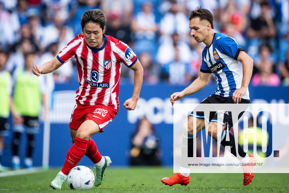 Kang-in LEE of Atletico Madrid and Bryan ZARAGOZA of Espanyol Barcelona during the LaLiga match between RCD Espanyol de Barcelona and Atletico de Madrid at RCDE Stadium on October 17, 2026 in Barcelona, Spain. Barcelona Spain - ZUMAm308 20261017_zsp_m308_008