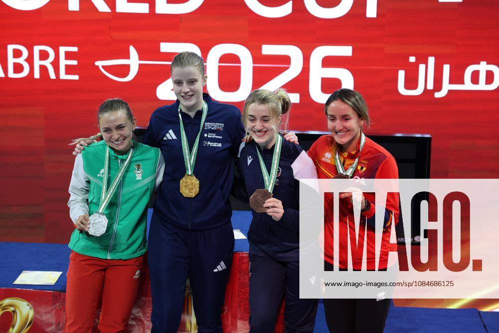 Coupe du Monde d escrime Oran 2026 la Francais Tori Toscane (C), celebre avec la mÃ daille d or, apres avoir remporte la finale individuelle du sabre fÃ minine, lors de la Finale individuelle du sabre fÃ minine, lors de la Coupe du monde d escrime 2026 a Oran, en Algerie, le 17 Octobre 2026 (Photo By Billel Bensalem APP Images) oran AlgÃ rie
