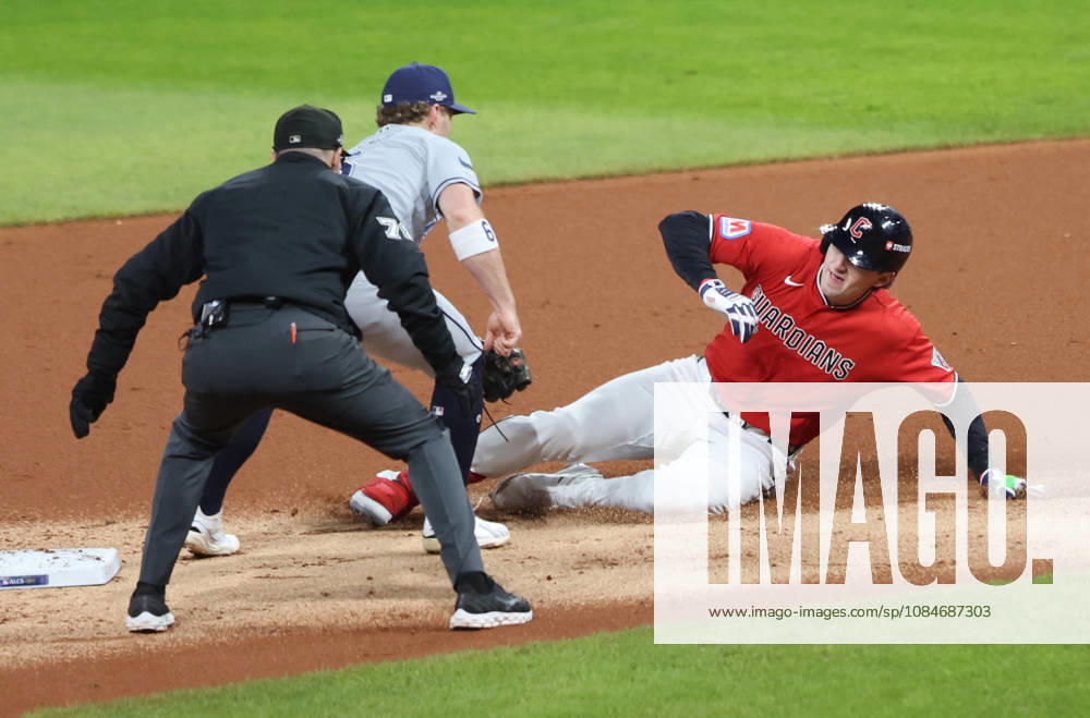 Cleveland Guardians Chase DeLauter (24) is tagged out at second by Tampa Bay Rays shortstop Taylor Walls (6) trying to stretch an rbi-single into a double in the first inning during game four of the MLB, Baseball Herren, USA American League Championship Series at Progressive Field in Cleveland, Ohio, on Saturday, October 17, 2026. CLE20261017705 AARONxJOSEFCZYK