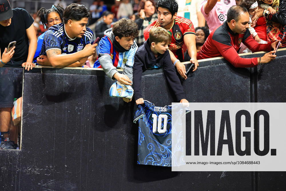 ATLANTA, GA - OCTOBER 17: Young fans wait in hope of an autograph as the Inter Miami CF team enters the pitch during the Saturday evening MLS, Fussball Herren, USA game between Atlanta United FC and Inter Miami CF on October 17, 2026 at Mercedes-Benz Stadium in Atlanta, Georgia. (Photo by David J. Griffin Icon Sportswire) SOCCER: OCT 17 MLS Atlanta United FC vs Inter Miami CF Icon9532610170503