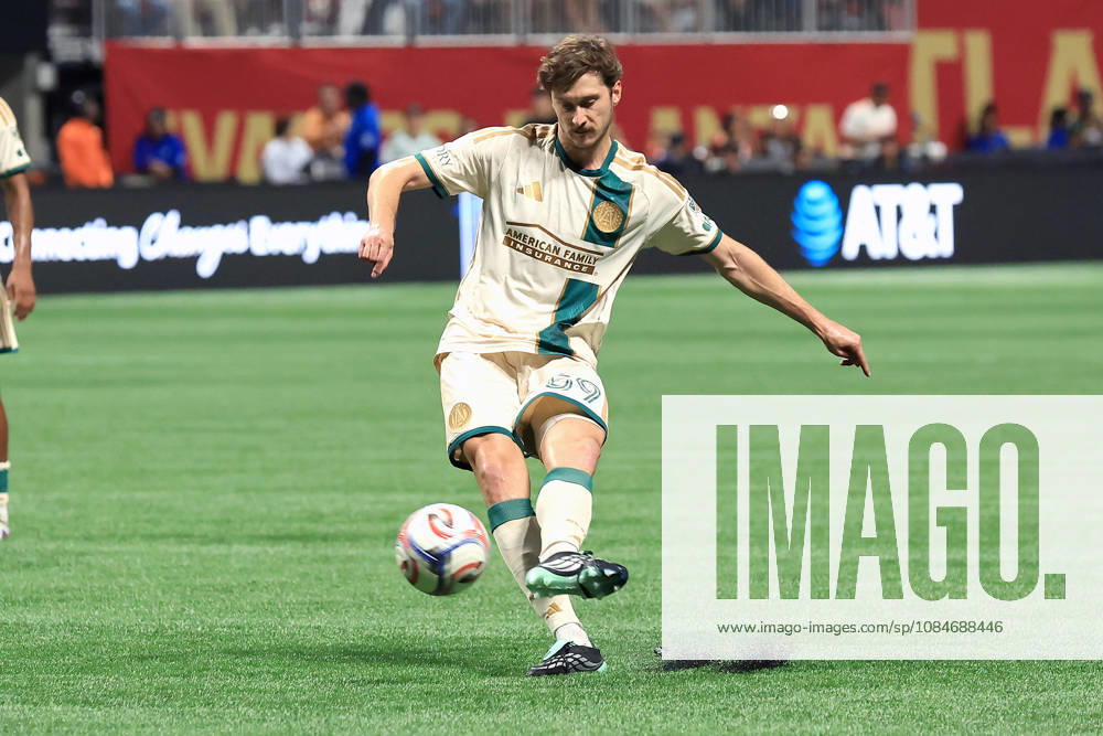 ATLANTA, GA - OCTOBER 17: Alexey Miranchuk (59) of the Atlanta United passes the football during the Saturday evening MLS, Fussball Herren, USA game between Atlanta United FC and Inter Miami CF on October 17, 2026 at Mercedes-Benz Stadium in Atlanta, Georgia. (Photo by David J. Griffin Icon Sportswire) SOCCER: OCT 17 MLS Atlanta United FC vs Inter Miami CF Icon9532610170591