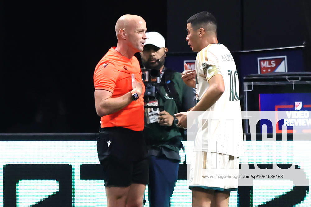 ATLANTA, GA - OCTOBER 17: Miguel Almiron (10) of the Atlanta United argues his case with the referee during the Saturday evening MLS, Fussball Herren, USA game between Atlanta United FC and Inter Miami CF on October 17, 2026 at Mercedes-Benz Stadium in Atlanta, Georgia. (Photo by David J. Griffin Icon Sportswire) SOCCER: OCT 17 MLS Atlanta United FC vs Inter Miami CF Icon9532610170914