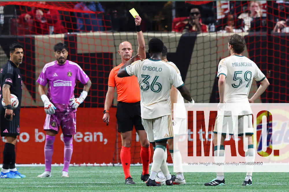ATLANTA, GA - OCTOBER 17: The referee holds up the yellow card to Breel Embolo (36) of the Atlanta United during the Saturday evening MLS, Fussball Herren, USA game between Atlanta United FC and Inter Miami CF on October 17, 2026 at Mercedes-Benz Stadium in Atlanta, Georgia. (Photo by David J. Griffin Icon Sportswire) SOCCER: OCT 17 MLS Atlanta United FC vs Inter Miami CF Icon9532610170922