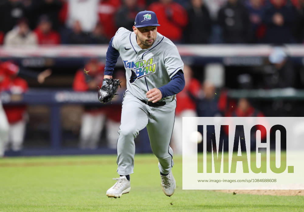 Tampa Bay Rays pitcher Ian Seymour (61) runs to cover first base as first baseman Jonathan Aranda fields a grounder from Cleveland Guardians Steven Kwan in the seventh inning during game four of the MLB, Baseball Herren, USA American League Championship Series at Progressive Field in Cleveland, Ohio, on Saturday, October 17, 2026. CLE20261017736 AARONxJOSEFCZYK