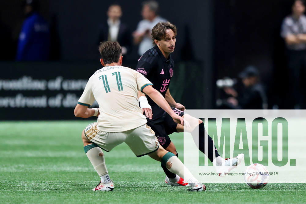 ATLANTA, GA - OCTOBER 17: Matias Galarza (80) of the Inter Miami CF passes the football by Giuliano Galoppo (11) of the Atlanta United during the Saturday evening MLS, Fussball Herren, USA game between Atlanta United FC and Inter Miami CF on October 17, 2026 at Mercedes-Benz Stadium in Atlanta, Georgia. (Photo by David J. Griffin Icon Sportswire) SOCCER: OCT 17 MLS Atlanta United FC vs Inter Miami CF Icon9532610110175