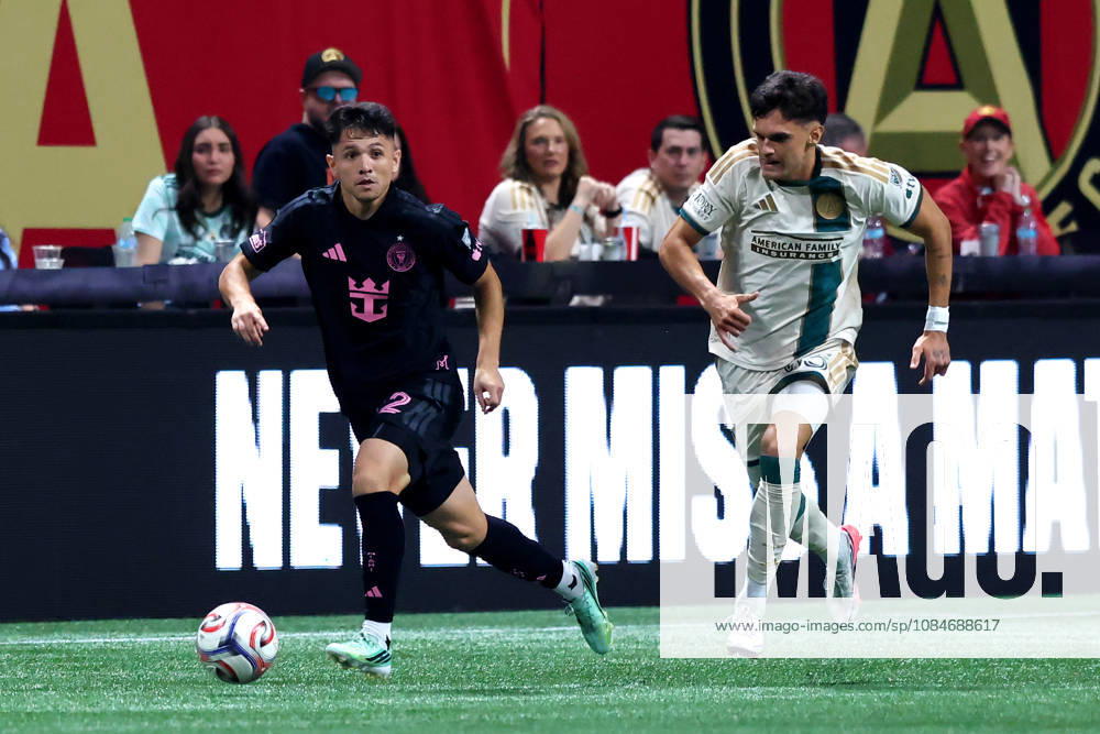 ATLANTA, GA - OCTOBER 17: David Ayala (22) of the Inter Miami CF advances Tomas Jacob (55) of the Atlanta United during the Saturday evening MLS, Fussball Herren, USA game between Atlanta United FC and Inter Miami CF on October 17, 2026 at Mercedes-Benz Stadium in Atlanta, Georgia. (Photo by David J. Griffin Icon Sportswire) SOCCER: OCT 17 MLS Atlanta United FC vs Inter Miami CF Icon9532610110191