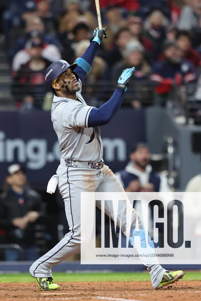 Tampa Bay Rays designated hitter Yandy Diaz (2) hits a two-run home run against the Cleveland Guardians in the ninth inning in game four of the MLB, Baseball Herren, USA American League Championship Series at Progressive Field in Cleveland, Ohio, on Saturday, October 17, 2026. CLE20261017740 AARONxJOSEFCZYK