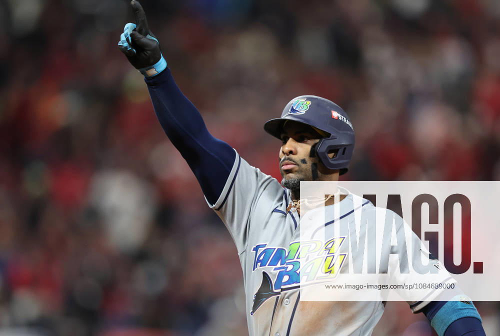 Tampa Bay Rays designated hitter Yandy Diaz (2) celebrates after hitting a two-run home run against the Cleveland Guardians in the ninth inning in game four of the MLB, Baseball Herren, USA American League Championship Series at Progressive Field in Cleveland, Ohio, on Saturday, October 17, 2026. CLE20261017741 AARONxJOSEFCZYK