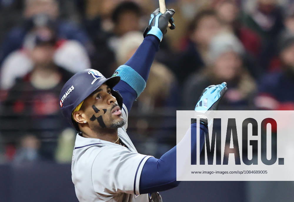 Tampa Bay Rays designated hitter Yandy Diaz (2) hits a two-run home run against the Cleveland Guardians in the ninth inning in game four of the MLB, Baseball Herren, USA American League Championship Series at Progressive Field in Cleveland, Ohio, on Saturday, October 17, 2026. CLE20261017745 AARONxJOSEFCZYK
