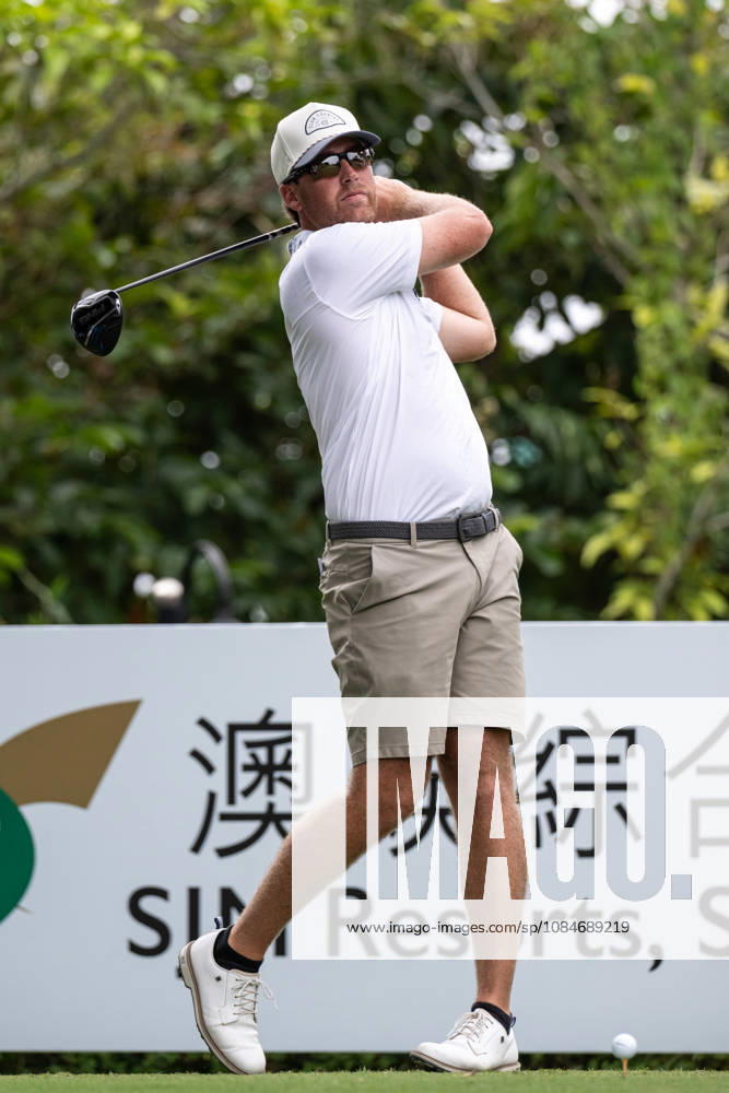 Andy OGLETREE from the USA on the 1st tee. Macau Open Golf 2026 Final Round. Macau Open Golf 2026 Final Round - ZUMAr144 20261018_zap_r144_018