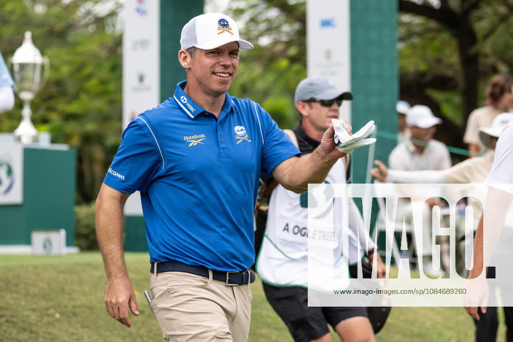 Paul CASEY from England, in good spirits on the 1st Tee. Macau Open Golf 2026 Final Round. Macau Open Golf 2026 Final Round - ZUMAr144 20261018_zap_r144_027