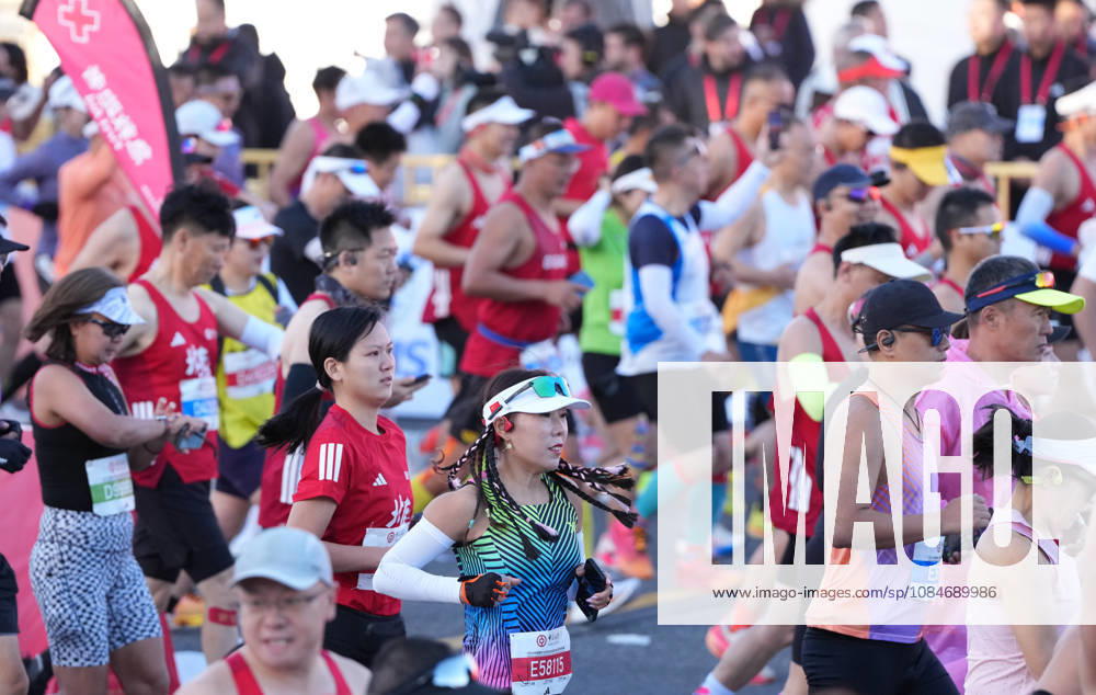 (261018) -- BEIJING, Oct. 18, 2026 -- Runners start during the 2026 Beijing Marathon & National Marathon Championships in Beijing, capital of China, Oct. 18, 2026. ) (SP)CHINA-BEIJING-2026 BEIJING MARATHON(CN) JiaxYuchen