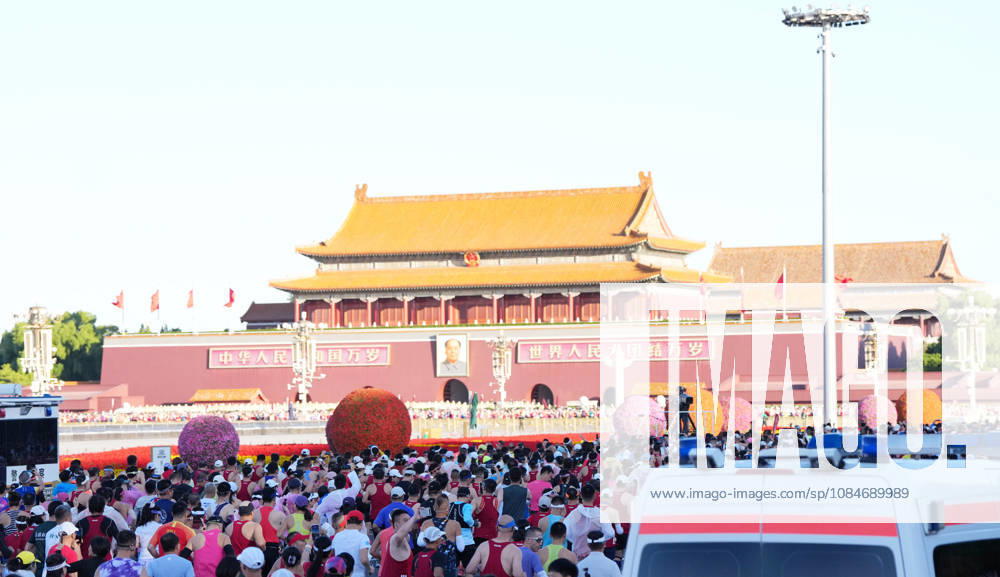(261018) -- BEIJING, Oct. 18, 2026 -- Runners start during the 2026 Beijing Marathon & National Marathon Championships in Beijing, capital of China, Oct. 18, 2026. ) (SP)CHINA-BEIJING-2026 BEIJING MARATHON(CN) JiaxYuchen