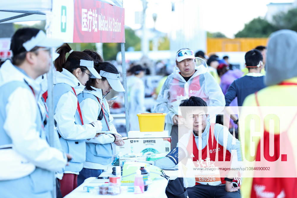 (261018) -- BEIJING, Oct. 18, 2026 -- A runners checks his blood pressure at a medical aid station before the 2026 Beijing Marathon & National Marathon Championships in Beijing, capital of China, Oct. 18, 2026. ) (SP)CHINA-BEIJING-2026 BEIJING MARATHON(CN) LixMing