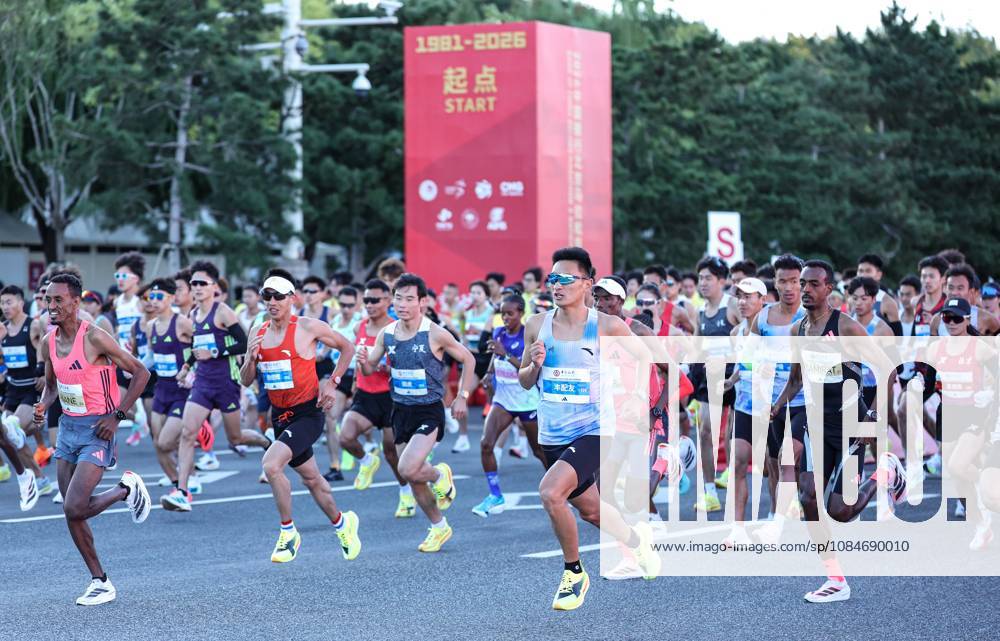 (261018) -- BEIJING, Oct. 18, 2026 -- Runners compete during the 2026 Beijing Marathon & National Marathon Championships in Beijing, capital of China, Oct. 18, 2026. ) (SP)CHINA-BEIJING-2026 BEIJING MARATHON(CN) LixMing