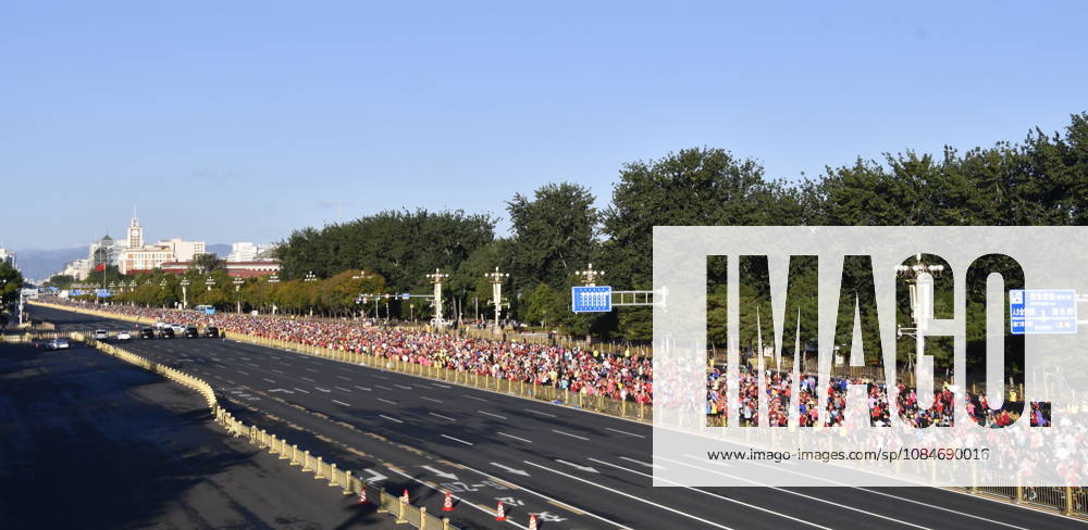 (261018) -- BEIJING, Oct. 18, 2026 -- Runners compete during the 2026 Beijing Marathon & National Marathon Championships in Beijing, capital of China, Oct. 18, 2026. ) (SP)CHINA-BEIJING-2026 BEIJING MARATHON(CN) LixXin