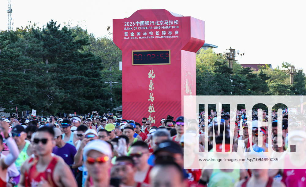 (261018) -- BEIJING, Oct. 18, 2026 -- Runners compete during the 2026 Beijing Marathon & National Marathon Championships in Beijing, capital of China, Oct. 18, 2026. ) (SP)CHINA-BEIJING-2026 BEIJING MARATHON(CN) LixMing