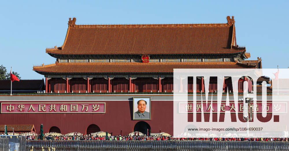 (261018) -- BEIJING, Oct. 18, 2026 -- Runners compete during the 2026 Beijing Marathon & National Marathon Championships in Beijing, capital of China, Oct. 18, 2026. ) (SP)CHINA-BEIJING-2026 BEIJING MARATHON(CN) LixMing