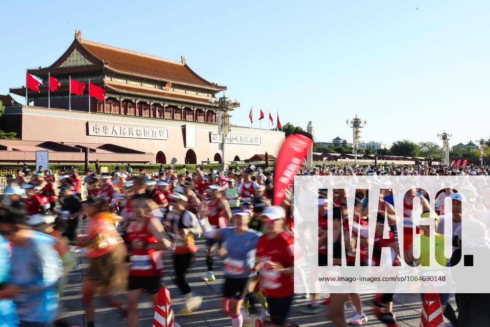 (261018) -- BEIJING, Oct. 18, 2026 -- Runners compete during the 2026 Beijing Marathon & National Marathon Championships in Beijing, capital of China, Oct. 18, 2026. ) (SP)CHINA-BEIJING-2026 BEIJING MARATHON JinxLiwang
