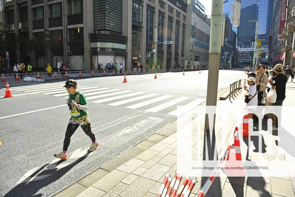 Runners take part in Tokyo Half Marathon in Japan TOKYO, JAPAN - OCTOBER 18 : A runner makes his way alone along the race route in the Muromachi district during the Tokyo Half Marathon in Tokyo, Japan, October 18, 2026. David Mareuil Anadolu Tokyo Japan. Editorial use only. Please get in touch for any other usage.