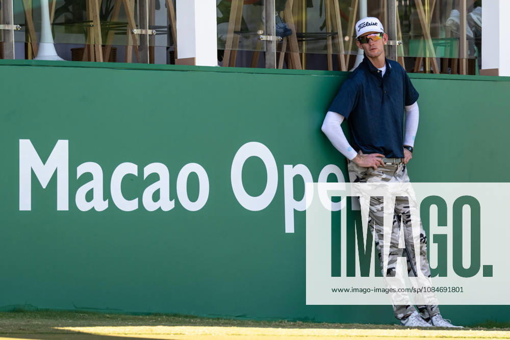 Charles PORTER from the USA takes the tied lead on -14 Par with a stunning -9 Par final round. PORTER and his caddy hide from the heat in the shade of the hospitality stand on the 18th green. Macau Open Golf 2026 Final Round. Macau Open Golf 2026 Final Round - ZUMAr144 20261018_zap_r144_046