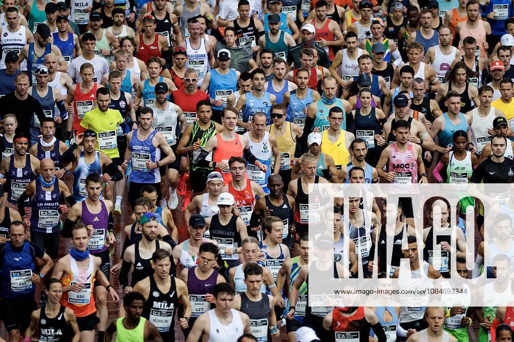 AMSTERDAM - The start of the Amsterdam Marathon. ANP RAMON VAN FLYMEN ANPxSportx IVx 572810125 originalFilename: 572810125