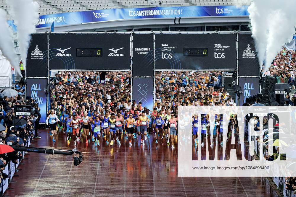 AMSTERDAM - The start of the Amsterdam Marathon. ANP RAMON VAN FLYMEN ANPxSportx IVx 572810140 originalFilename: 572810140
