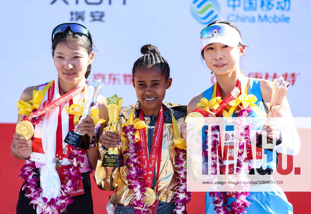 (261018) -- BEIJING, Oct. 18, 2026 -- (L to R)Second-placed Cirencuomu of China, first-placed Anchinalu Dessie Genaneh of Ethiopia and third-placed Lu Ying of China pose during the awarding ceremony for the women s marathon event at the 2026 Beijing Marathon & National Marathon Championships in Beijing, capital of China, Oct. 18, 2026. ) (SP)CHINA-BEIJING-2026 BEIJING MARATHON (CN) LuoxYuan