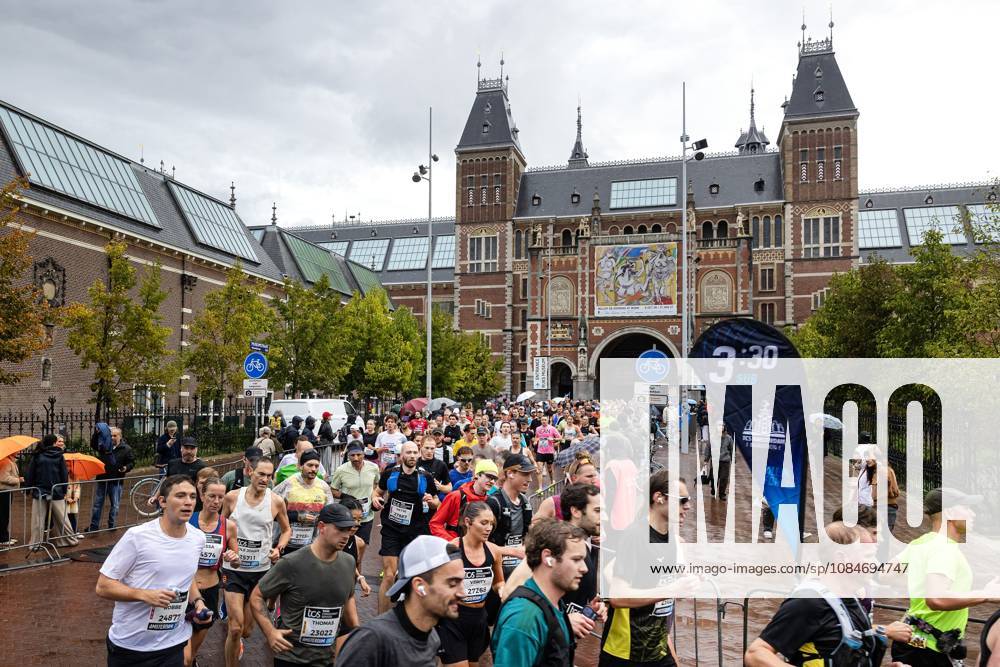 AMSTERDAM - The Amsterdam Marathon at the Rijksmuseum. ANP RAMON VAN FLYMEN ANPxSportx IVx 572814668 originalFilename: 572814668