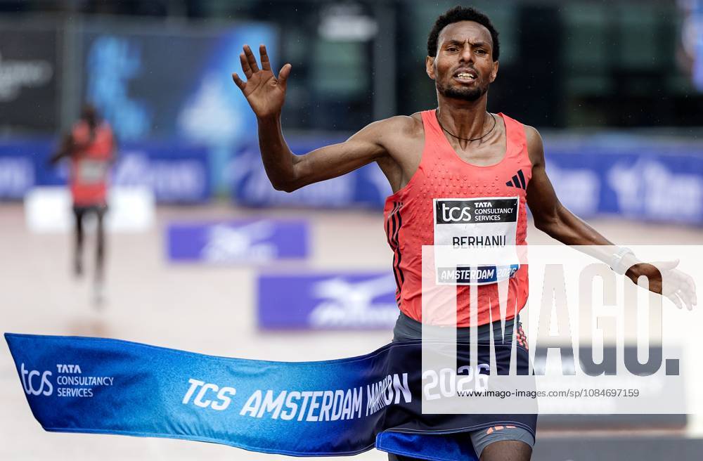 AMSTERDAM - Lemi Berhanu wins the Amsterdam Marathon. ANP RAMON VAN FLYMEN ANPxSportx IVx 572821065 originalFilename: 572821065