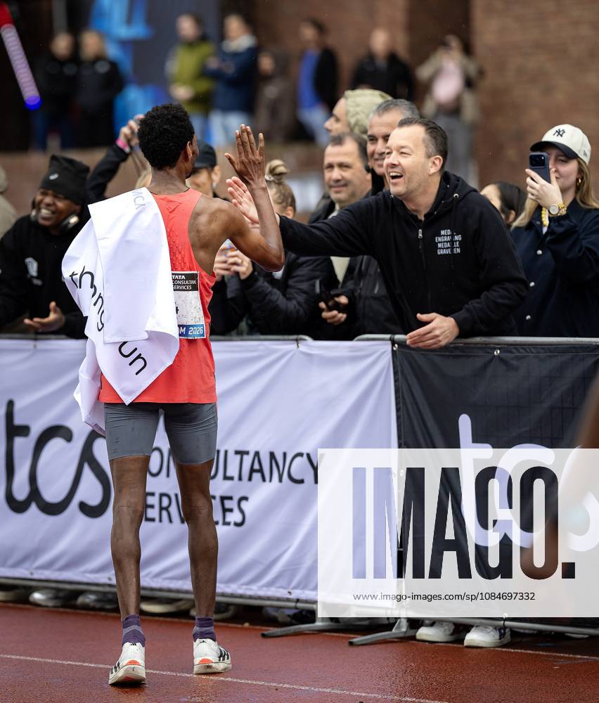 AMSTERDAM - Lemi Berhanu wins the Amsterdam Marathon. ANP RAMON VAN FLYMEN ANPxSportx IVx 572821804 originalFilename: 572821804