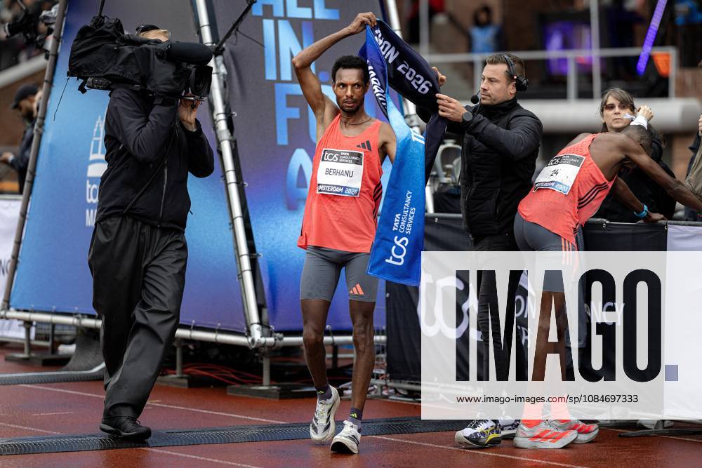 AMSTERDAM - Lemi Berhanu wins the Amsterdam Marathon. ANP RAMON VAN FLYMEN ANPxSportx IVx 572821866 originalFilename: 572821866