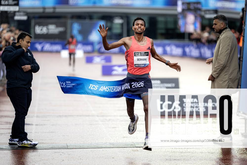AMSTERDAM - Lemi Berhanu wins the Amsterdam Marathon. ANP RAMON VAN FLYMEN ANPxSportx IVx 572821891 originalFilename: 572821891