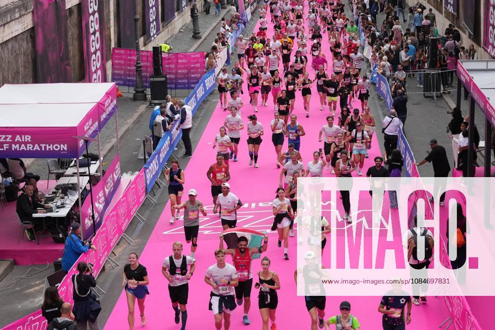 A moment of during the 3th edition of the Wizz Air Rome Half Marathon by Brooks 2026 Rome s, Italy - Sunday, October 18, 2026. ( Photo by Alfredo Falcone LaPresse )
