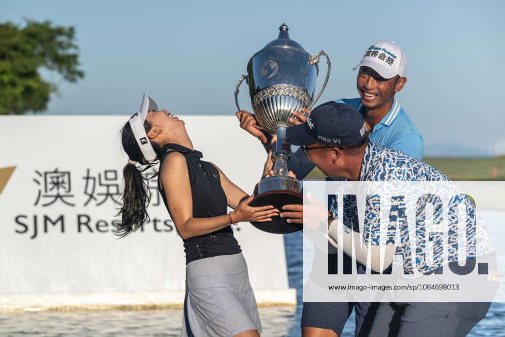 WANG Wei-hsuan from Chinese Taipei ( Taiwan) wins the Macau Open 2026. With his wife Cindy Zhou and caddy, Ryan.Macau Open Golf 2026 Final Round. Macau China - ZUMAr144 20261018_zap_r144_068