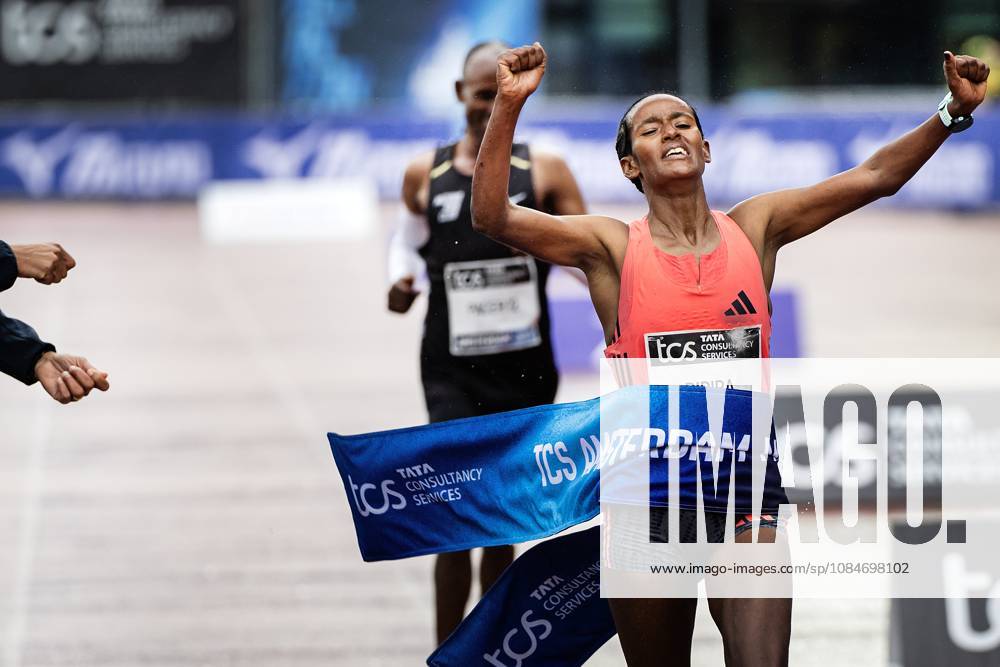 AMSTERDAM - Buze Diriba wins the Amsterdam Marathon for women. ANP RAMON VAN FLYMEN ANPxSportx IVx 572823042 originalFilename: 572823042