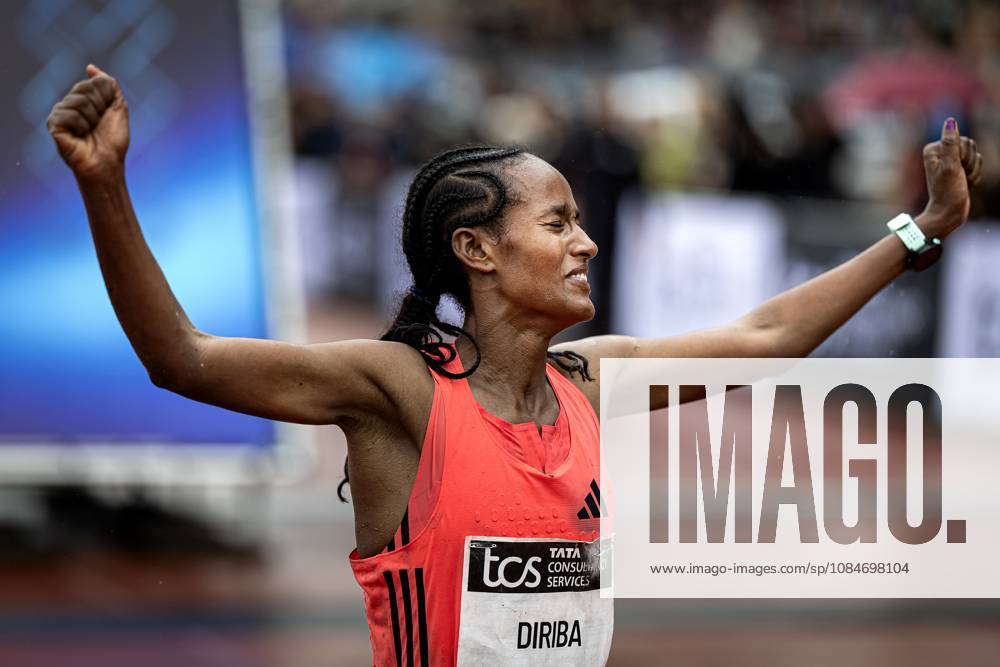 AMSTERDAM - Buze Diriba wins the Amsterdam Marathon for women. ANP RAMON VAN FLYMEN ANPxSportx IVx 572823167 originalFilename: 572823167