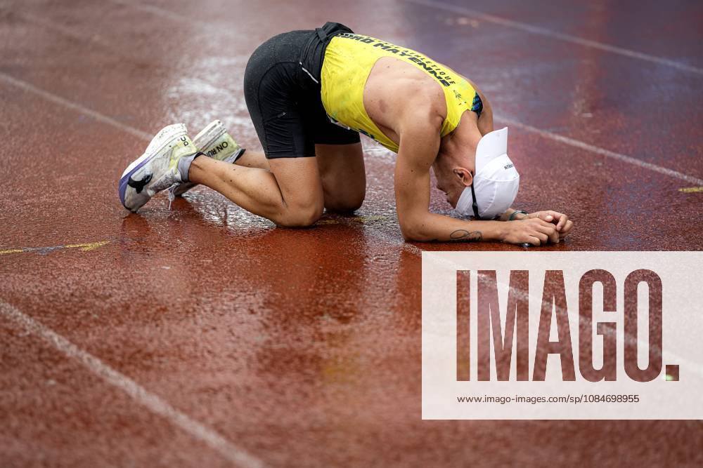 AMSTERDAM - Runners cross the finish line during the Amsterdam Marathon. ANP RAMON VAN FLYMEN ANPxSportx IVx 572823899 originalFilename: 572823899