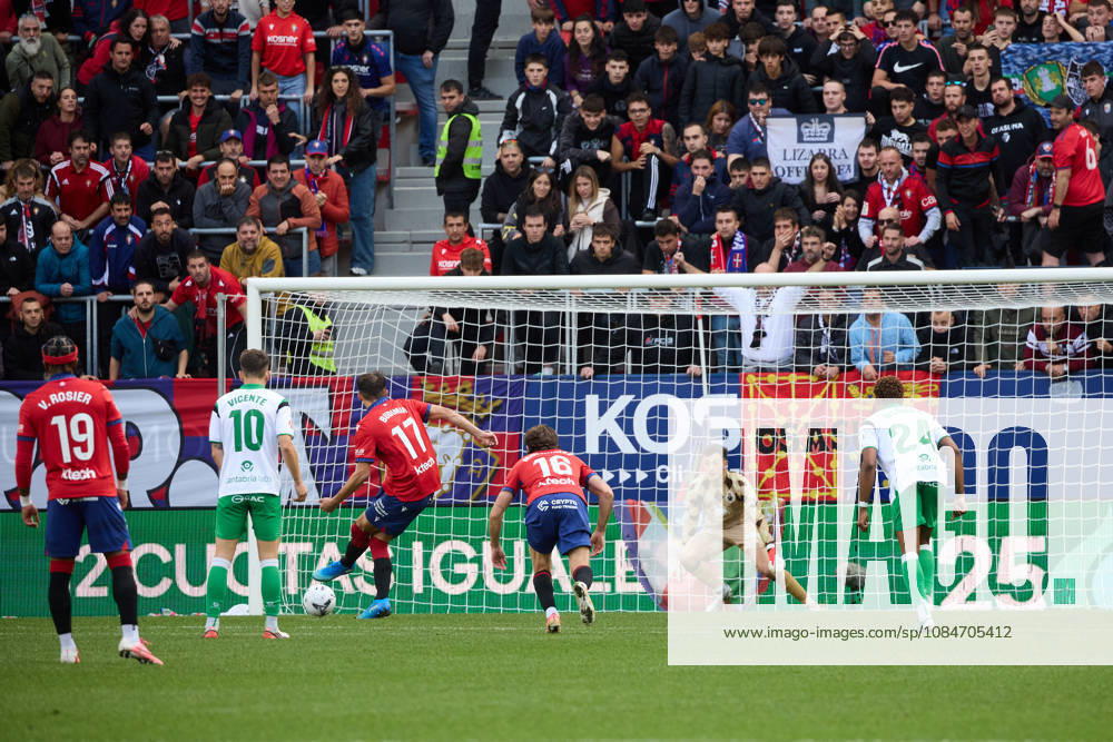 LaLiga EA Sports 2026-27 CA Osasuna vs. Racing de Santander Ante Budimir 17 OSA shoots and scores 1-0 during the LaLiga EA Sports soccer match between CA Osasuna and Racing de Santander played at El Sadar Stadium in Pamplona, Spain, on Oct. 18, 2026. Credit: Inigo Alzugaray, Agencia LOF, Pamplona. LaLiga EA Sports 2026–27: CA Osasuna vs. Racing de Santander