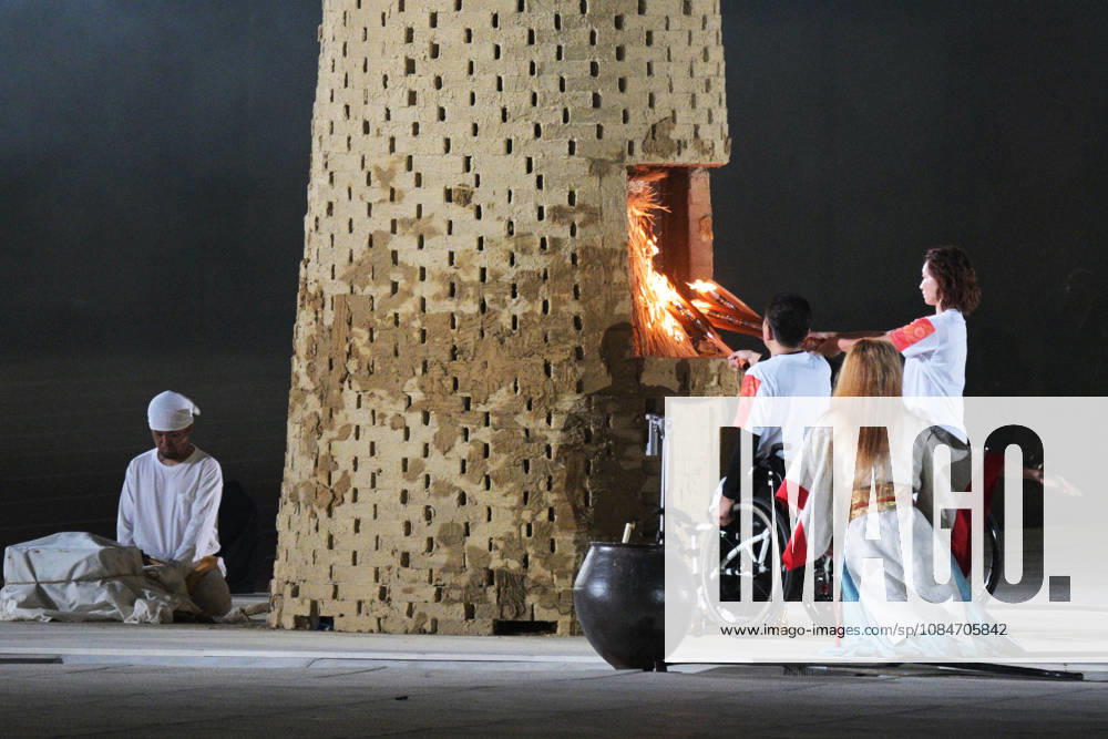 (261018) -- NAGOYA, Oct. 18, 2026 -- Torch bearers light the cauldron during the opening ceremony of the Aichi-Nagoya Asian Para Games in Nagoya, Japan, Oct. 18, 2026. ) (SP)JAPAN-NAGOYA-ASIAN PARA GAMES-OPENING CEREMONY ThenxChihxWey