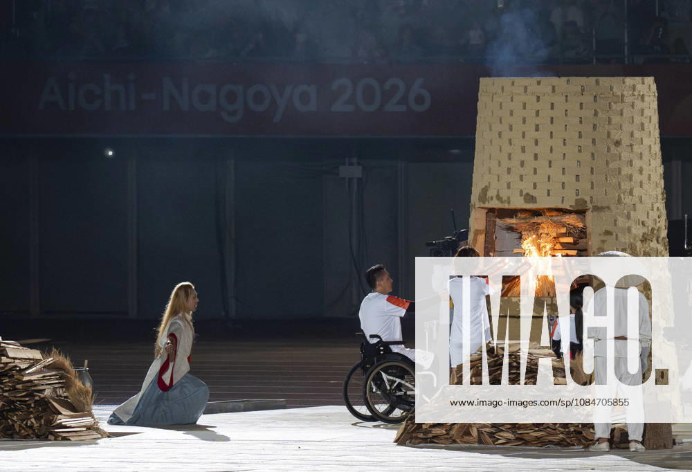 (261018) -- NAGOYA, Oct. 18, 2026 -- Torch bearers light the cauldron during the opening ceremony of the Aichi-Nagoya Asian Para Games in Nagoya, Japan, Oct. 18, 2026. ) (SP)JAPAN-NAGOYA-ASIAN PARA GAMES-OPENING CEREMONY CaixYang