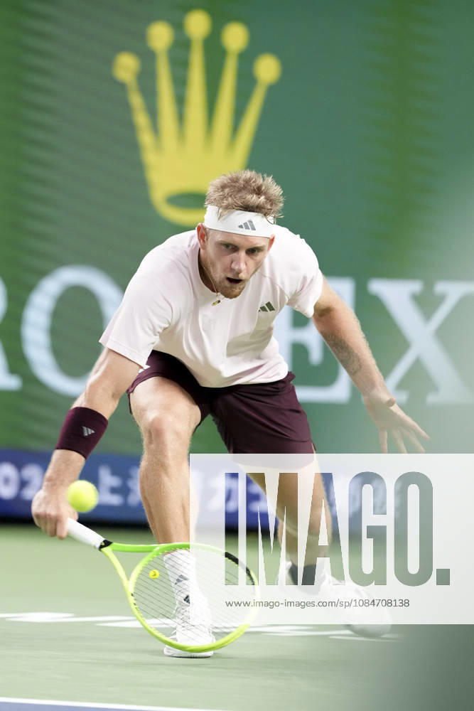 (261018) -- SHANGHAI, Oct. 18, 2026 -- Alejandro Davidovich Fokina of Spain hits a return during the men s singles final match against Rafael Jodar of Spain at the 2026 ATP, Tennis Herren tour Shanghai Masters tennis tournament in Shanghai, China, Oct. 18, 2026. ) (SP)CHINA-SHANGHAI-TENNIS-SHANGHAI MASTERS-MEN S SINGLES (CN) WangxXiang