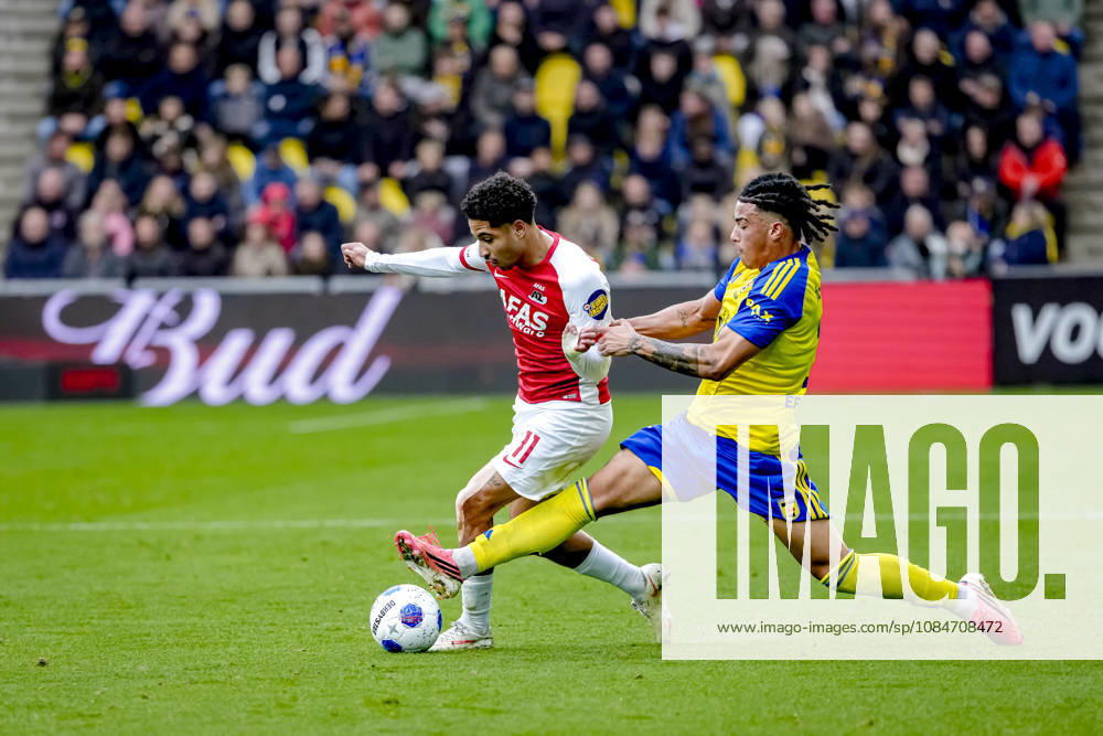 LEEUWARDEN AZ Alkmaar forward Ro Zangelo Daal, SC Cambuur defender Devid Bouah during the Vriendenloterij Eredivisie match between SC Cambuur and AZ at Kooi Stadion on October 18, 2026, in Leeuwarden, the Netherlands ED VAN DE POL EYE4IMAGES DeFodi Images